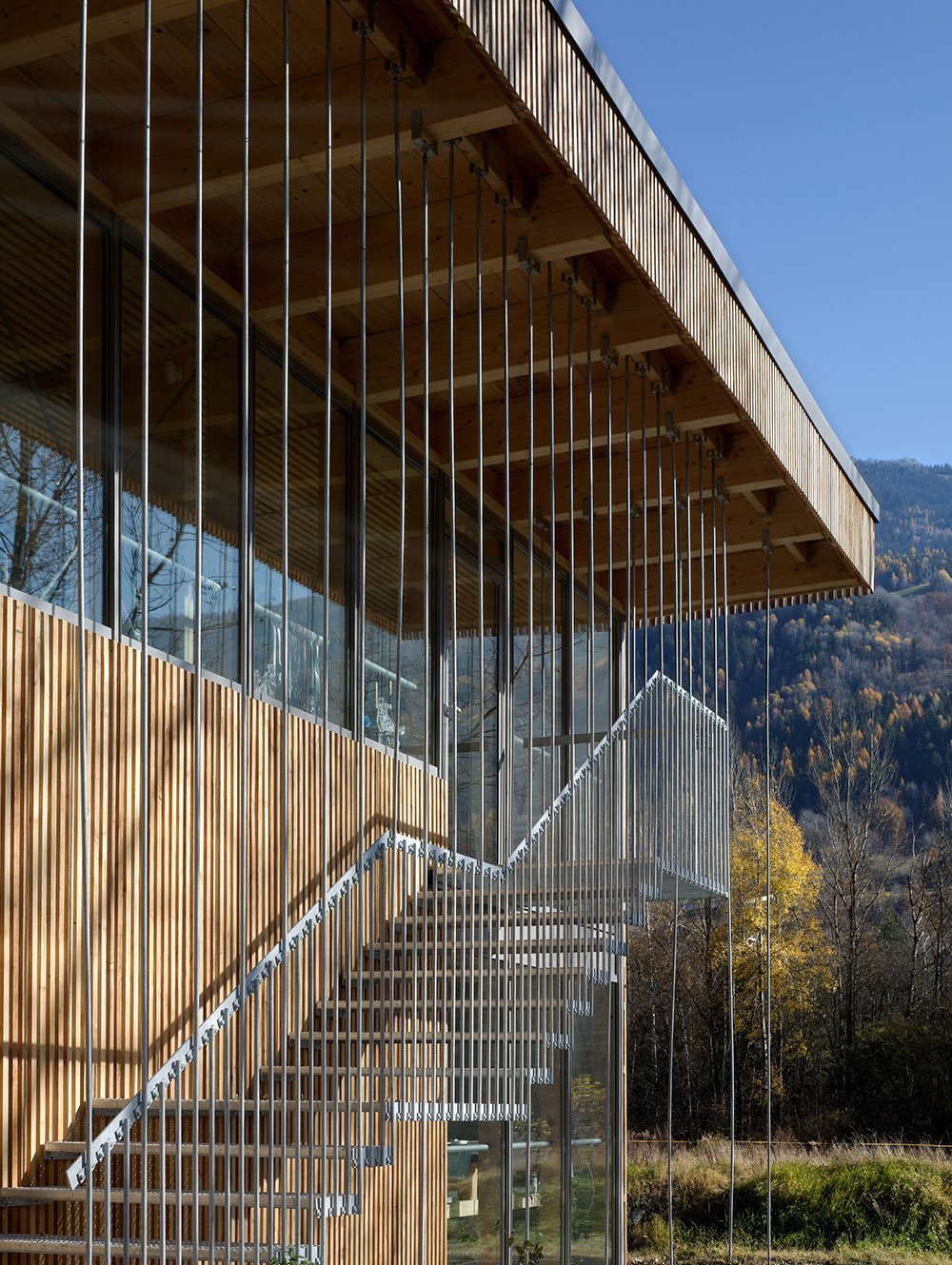bâtiment artisanal à Bourg Saint Maurice - 73 - détail sur l'escalier extérieur - photo Luc Boegly ©