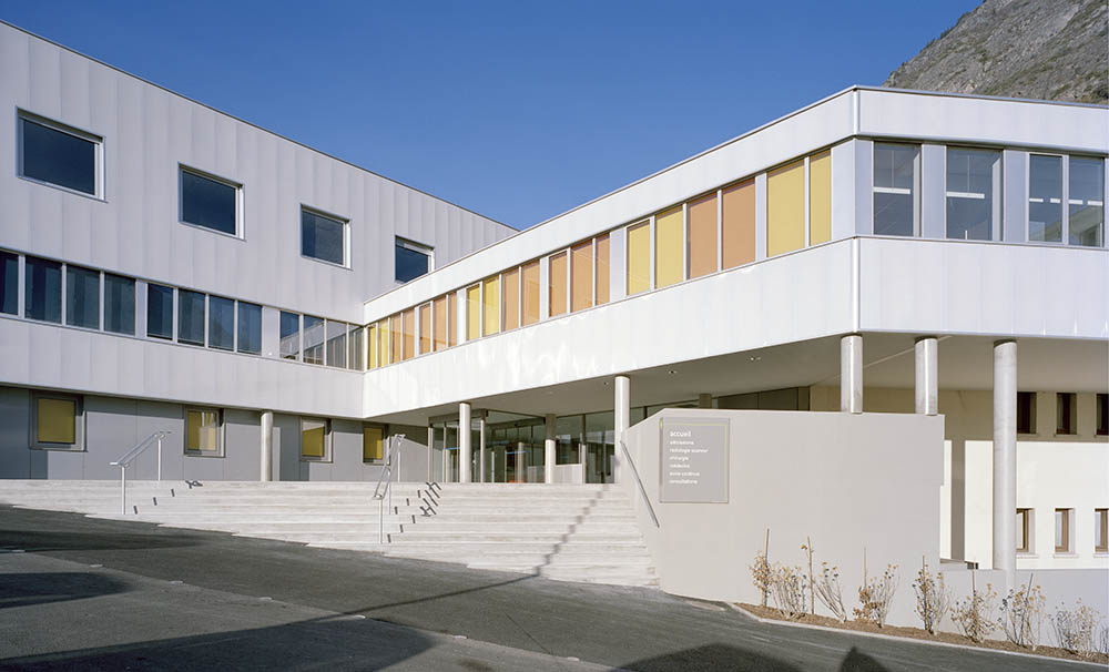 extensions de l'hôpital de Saint-Jean de Maurienne – 73 - entrée principale - photo Luc Boegly ©