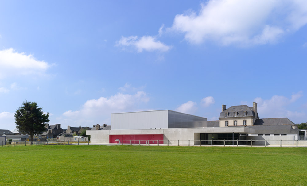 salle polyvalente, salle de sports, groupe scolaire, restauration scolaire et CLSH à Corseul - 22 - la salle de sports façade est - photo Luc Boegly ©