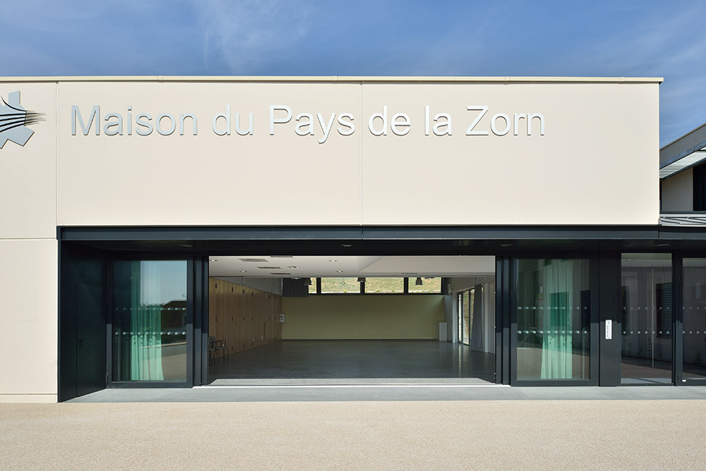 maison de pays à Hochfelden - 67 - ouverture de la salle polyvalente sur le parvis - photo Luc Boegly ©