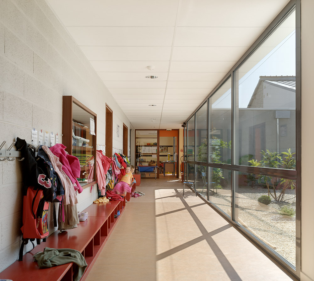 salle polyvalente, salle de sports, groupe scolaire, restauration scolaire et CLSH à Corseul - 22 - circulation du groupe scolaire - photo Luc Boegly ©